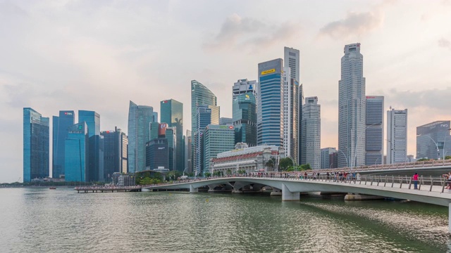 时光流逝:新加坡滨海湾的滨海大桥和市中心摩天大楼视频素材