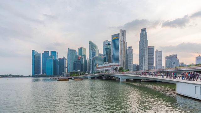 时光流逝:新加坡滨海湾的滨海大桥和市中心摩天大楼视频素材