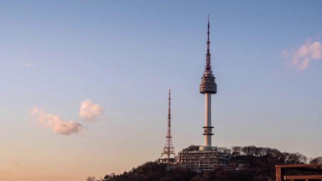 日落的N首尔塔(旅游景点)在首尔视频素材