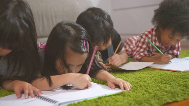 多民族小团体的孩子玩耍和练习画画或写字在家里学校，儿童多元化教育理念，国际学校。视频素材