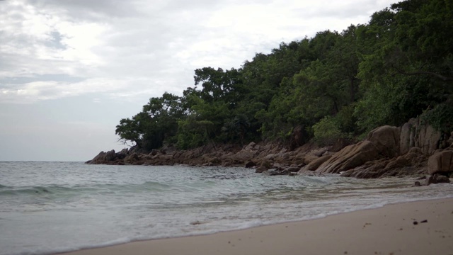 热带海滩，白色的沙子和小波浪。视频素材