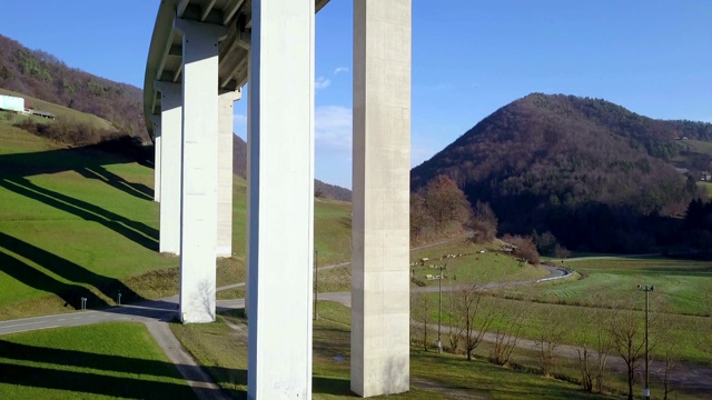 在公路旁的乡村飞行视频素材