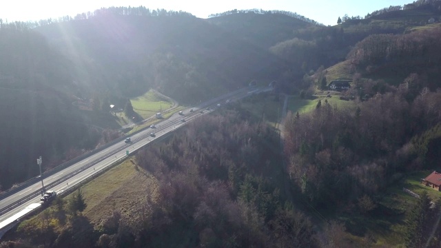 在公路旁的乡村飞行视频素材