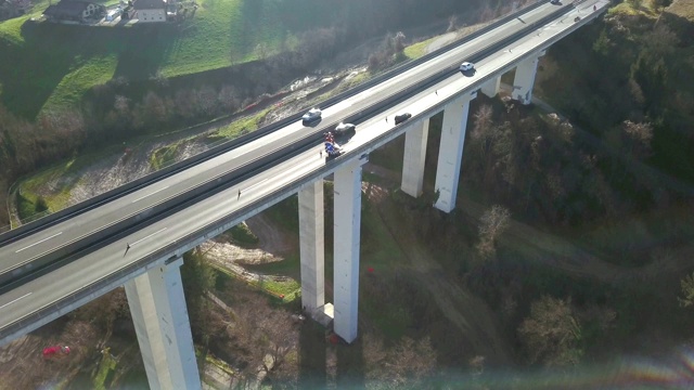 在公路旁的乡村飞行视频素材