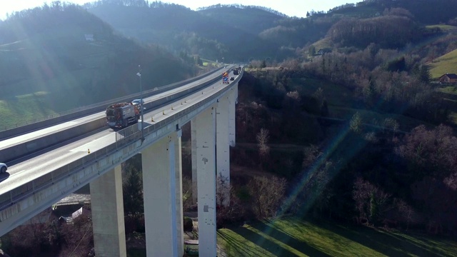 在公路旁的乡村飞行视频素材