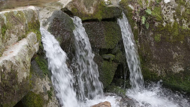 在4k潮湿的森林里，山洪倾泻在岩石上视频下载