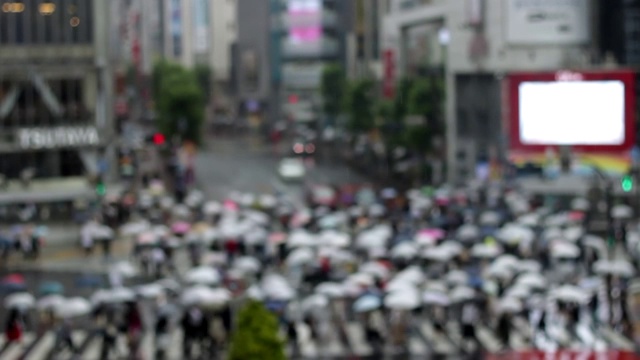 涉谷穿越在雨天模糊模式视频素材