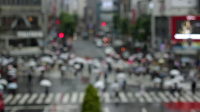 涉谷穿越在雨天模糊模式视频素材