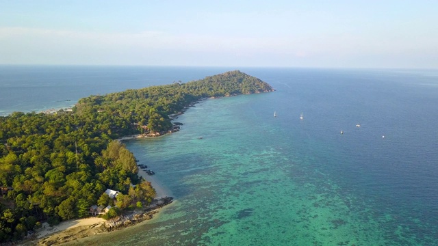 鸟瞰图，夏季热带岛屿丰富多彩的海景。跟踪拍摄视频素材