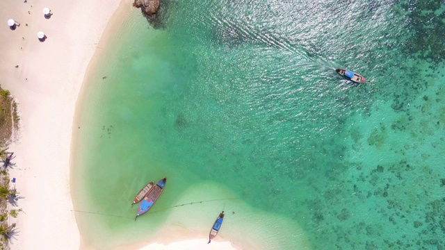 鸟瞰图，令人惊叹的热带曲线海滩与夏季绿松石海。视频素材