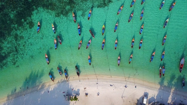 鸟瞰图，夏日五彩缤纷的海景，船和热带海滩。视频素材