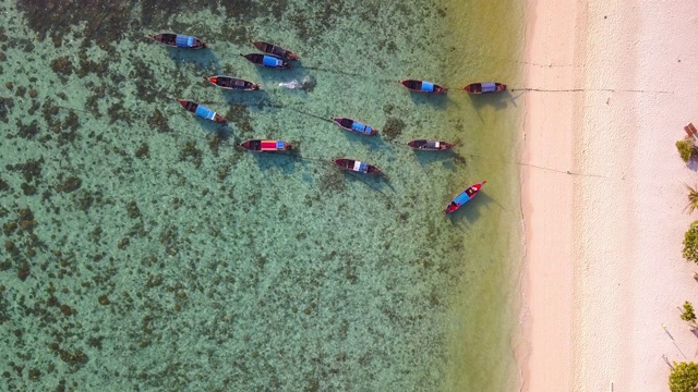 鸟瞰图，夏日五彩缤纷的海景，船和热带海滩。视频素材