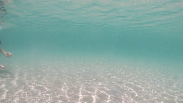 亚洲妇女浮潜在海上视频素材