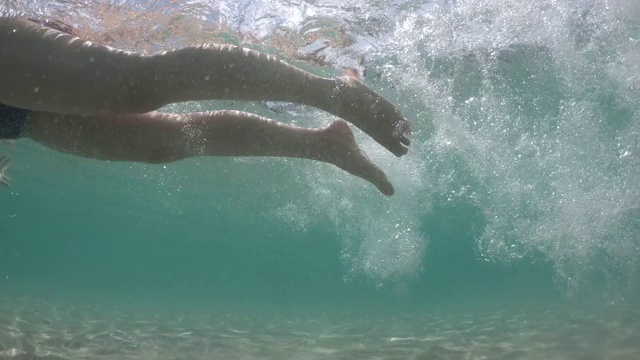 亚洲妇女浮潜在海上视频素材