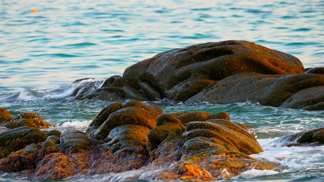 海浪冲击着海里的岩石视频素材