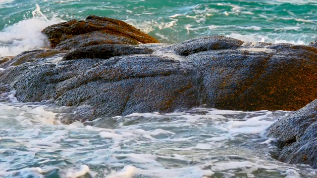 海浪冲击着海里的岩石视频素材