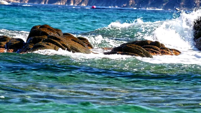 海浪冲击着海里的岩石视频素材