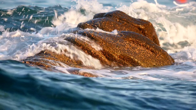 海浪冲击着海里的岩石视频素材