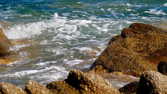 海浪冲击着海里的岩石视频素材