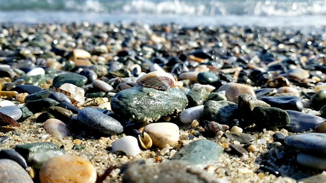 海岸边的卵石视频素材