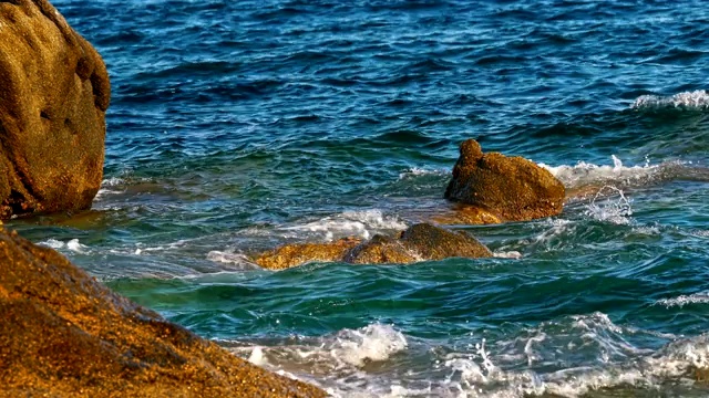 海浪冲击着海里的岩石视频素材