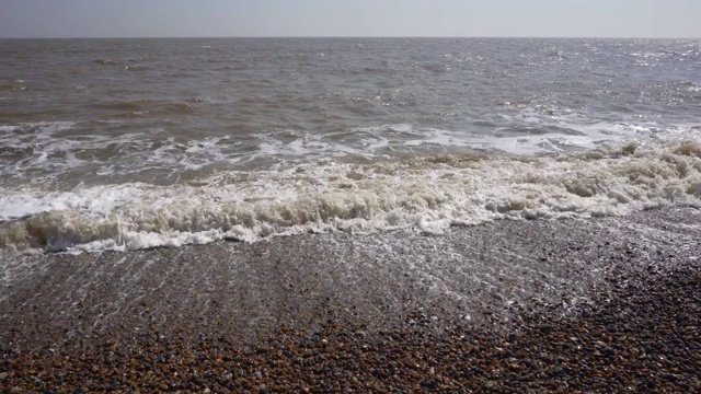 海浪拍打着海岸视频素材