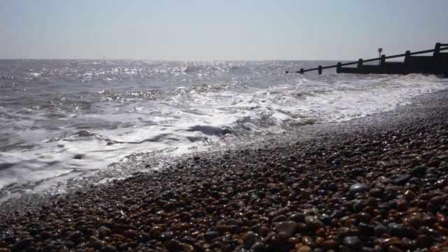 海浪拍打着海岸视频素材