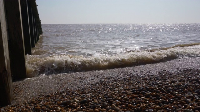 海浪拍打着海岸视频素材