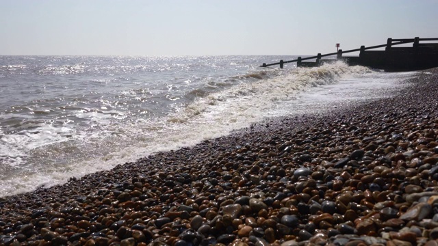 海浪拍打着海岸视频素材