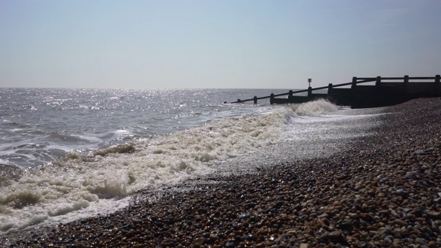 海浪拍打着海岸视频素材