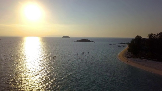 鸟瞰图，夏季日落与热带岛屿。美丽的夜空。视频素材