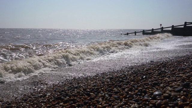 海浪拍打着海岸视频素材