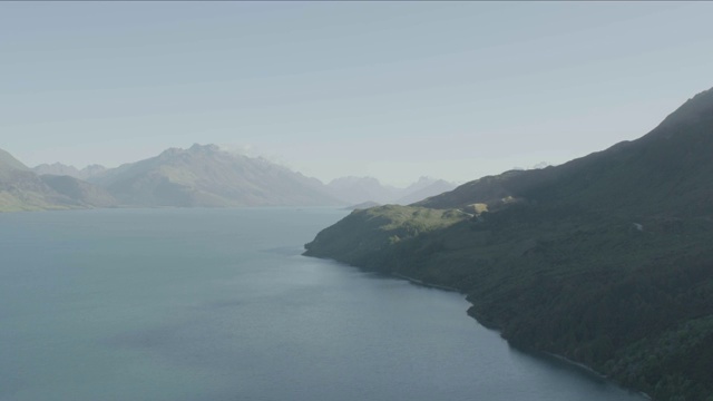 瓦卡蒂普湖岸边的插入镜头，以邦普兰山为背景视频素材