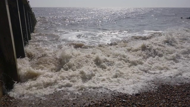 海浪拍打着海岸视频素材