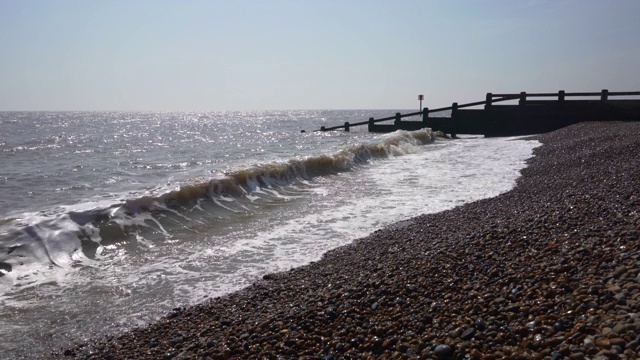 海浪拍打着海岸视频素材