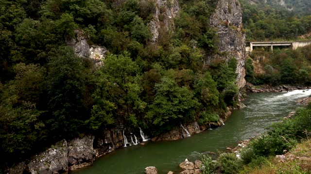 向上的黑山山脉和河流全景视频素材