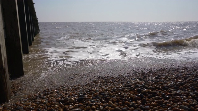 海浪拍打着海岸视频素材