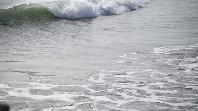 海浪拍打着海滩视频下载