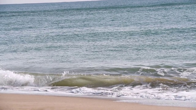 海浪拍打着海滩视频下载