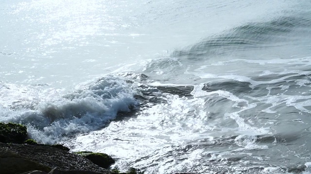 海浪拍打着海滩视频素材