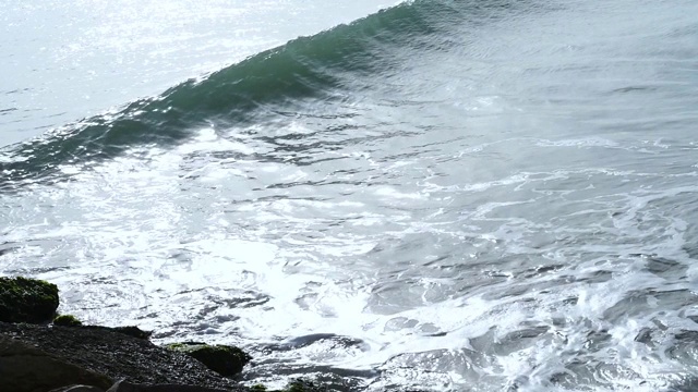 海浪拍打着海滩视频下载