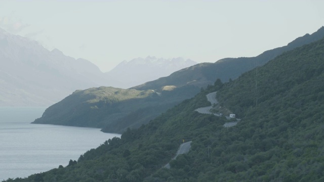 克莱顿山脚下瓦卡蒂普湖岸边的中景视频素材