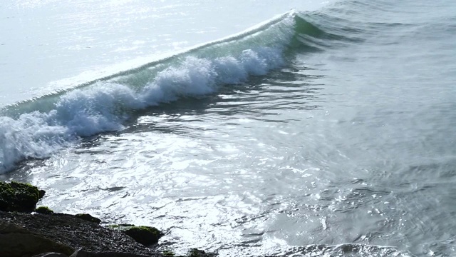 海浪拍打着海滩视频素材