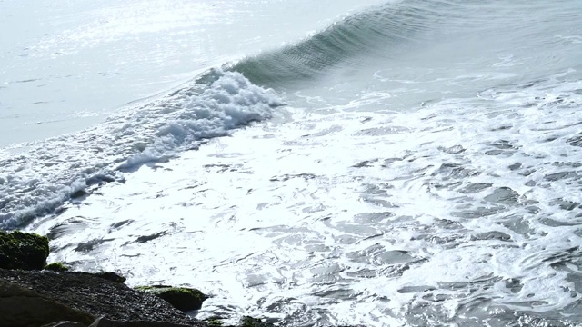 海浪拍打着海滩视频下载