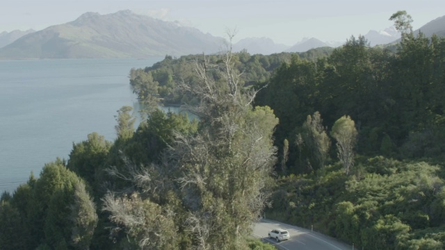 一辆汽车在格兰诺奇-皇后大道上行驶的跟踪镜头，背景是邦普兰山视频素材