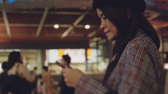 亚洲女性游客用智能手机拍下东京夜间全景图。视频素材