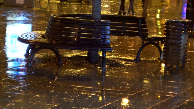 秋雨之夜的长椅视频素材