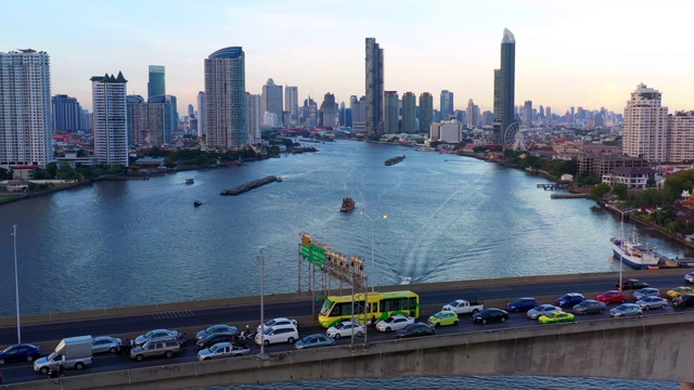 鸟瞰图曼谷城市天际线和摩天大楼与商业大楼在曼谷市中心，湄南河，曼谷，泰国。视频素材