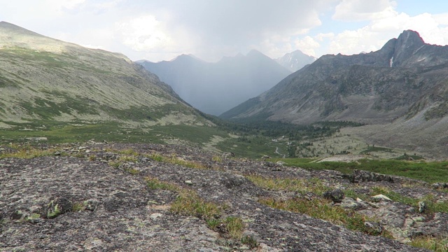 风景如画的阿拉-阿斯基尔隐藏山谷风景。阿尔泰山脉。视频素材