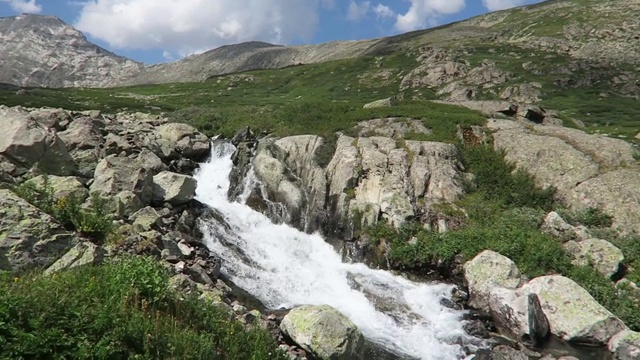 山川淙淙，景色如画。阿尔泰山脉、俄罗斯视频素材